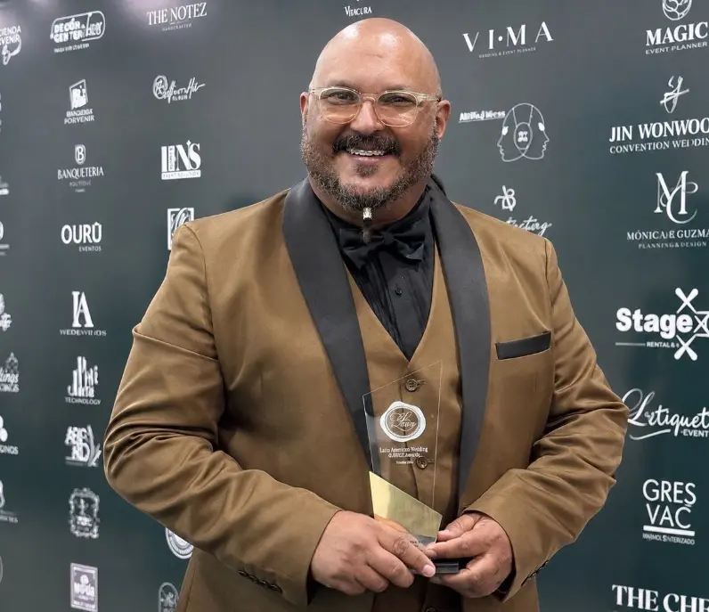Leo  Suberví posa con  galardón a mejor orquesta para fiestas.