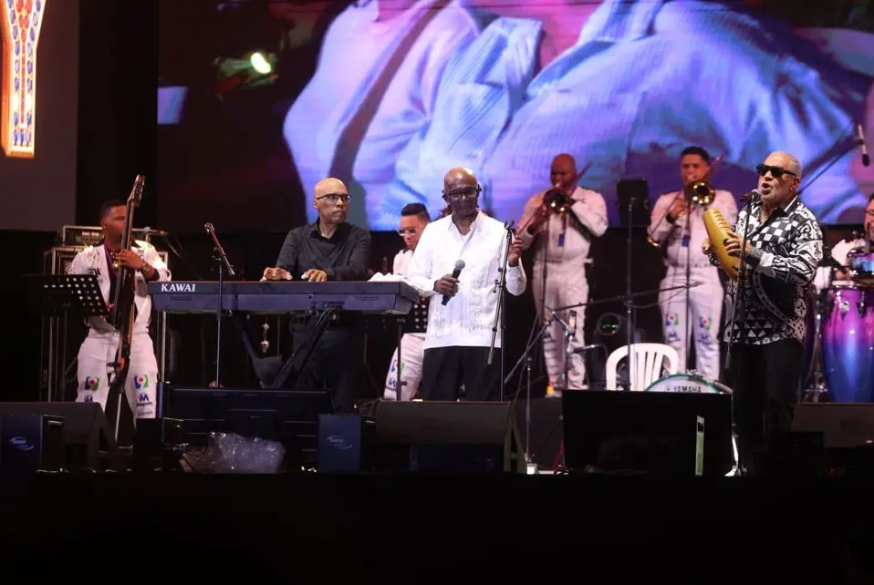 Cuco Valoy y Ramón Orlando, padre e hijo, protagonizaron uno de los momentos especiales del concierto.
