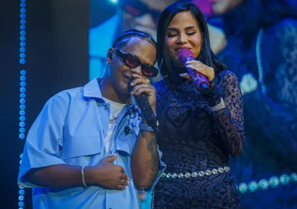 Dalvin La Melodía mientras interpretaba una canción junto a Natti Natasha.  fuente externa.