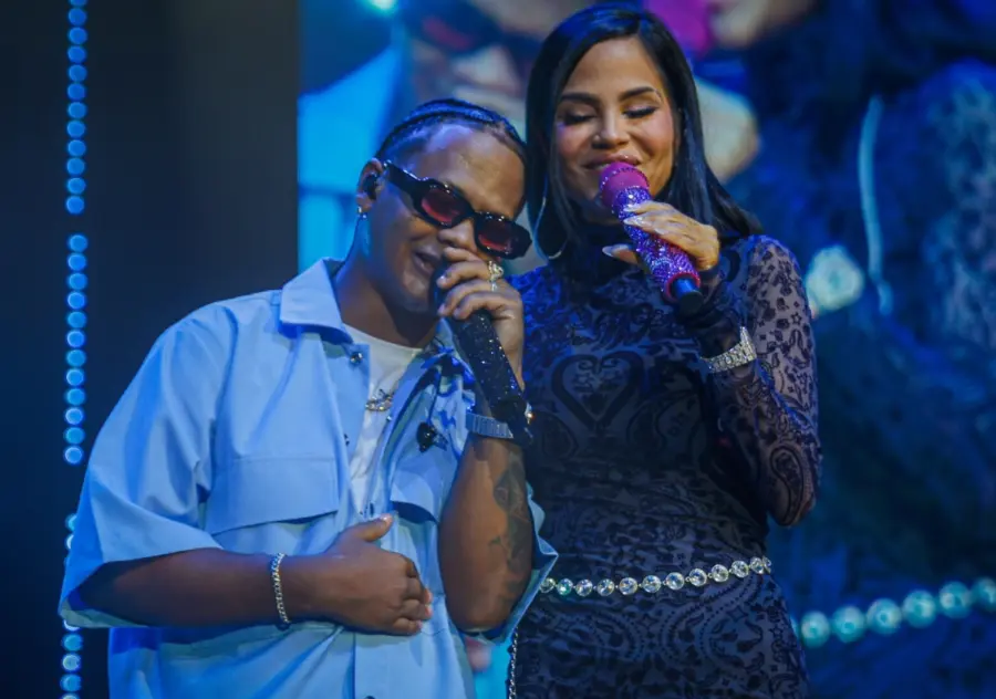 Dalvin La Melodía mientras interpretaba una canción junto a Natti Natasha.  fuente externa.