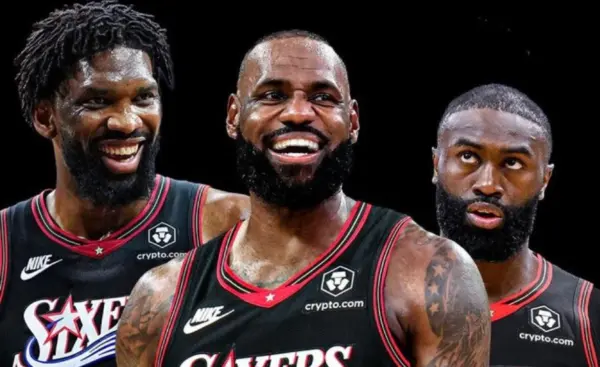 LeBron James, junto a sus próximos  compañeros de equipo, Joel Embiid ) y Jaylen Brown.