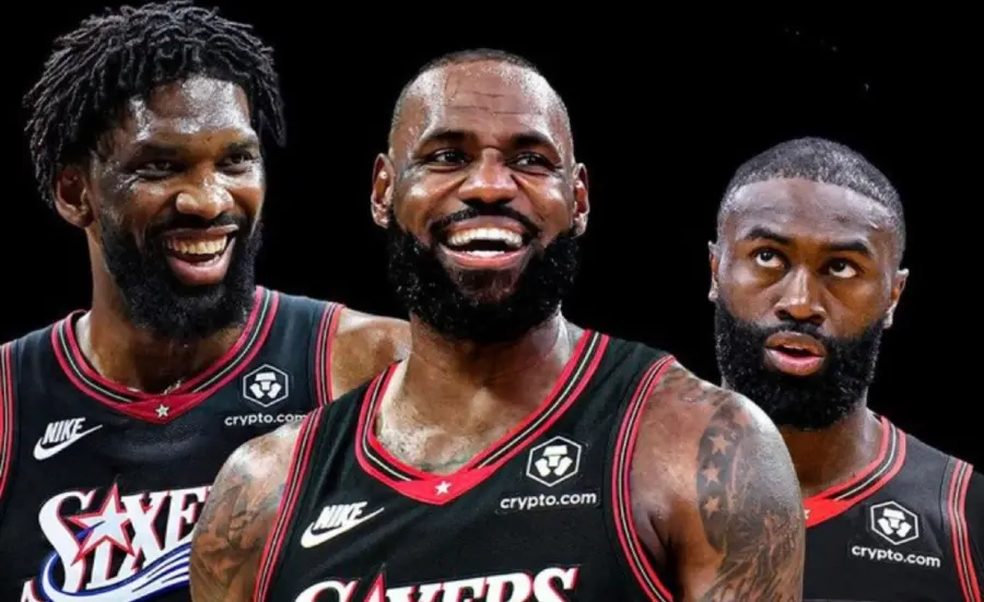 LeBron James, junto a sus próximos  compañeros de equipo, Joel Embiid ) y Jaylen Brown.