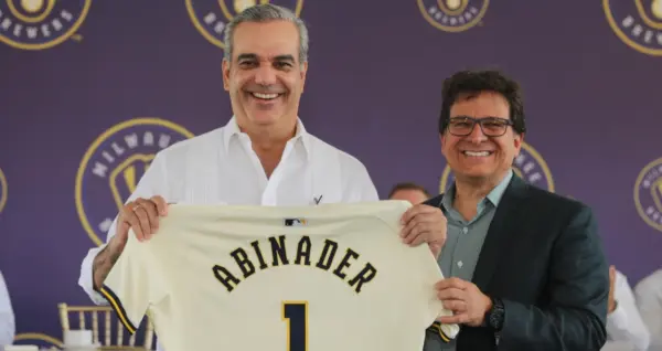 El presidente de la República, Luis Abinader, junto a Mark Attanasio, dueño de Milwaukee.