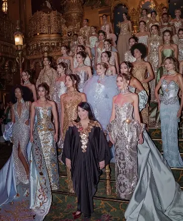 Giannina Azar junto a las modelos que desfilaron.