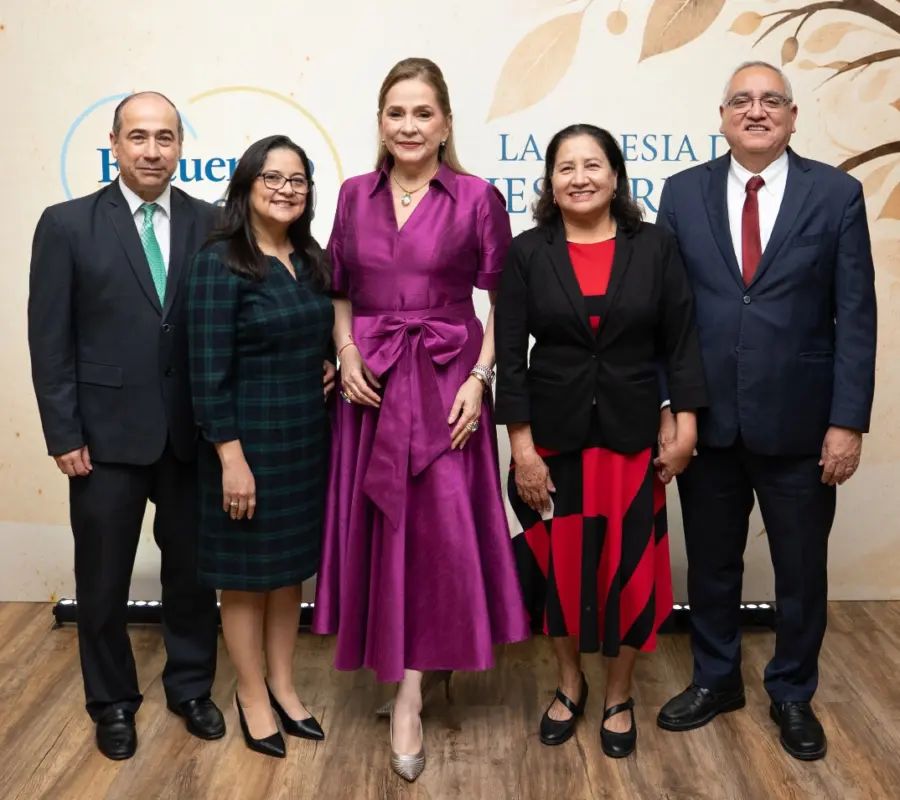 Valeri V. Cordón, Glenda Cordón, Jatnna Tavárez, Carmen Montoya y Hugo Montoya.