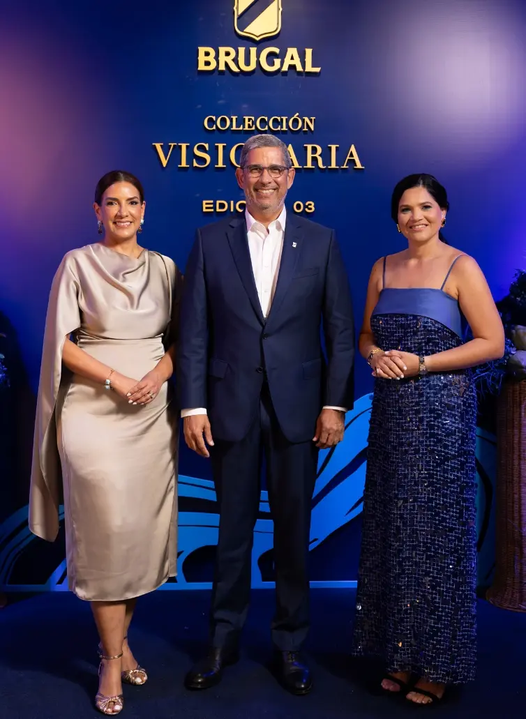 Mery Melo, vicepresidenta de Mercadeo y Estrategia; Augusto Ramírez, presidente de Casa Brugal; y Jassil Villanueva, maestra ronera.