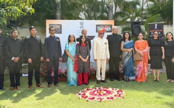 Personal de la Embajada de la India junto al jefe de la representación diplomática, Kishan Dan Dewal, en los actos conmemorativos.