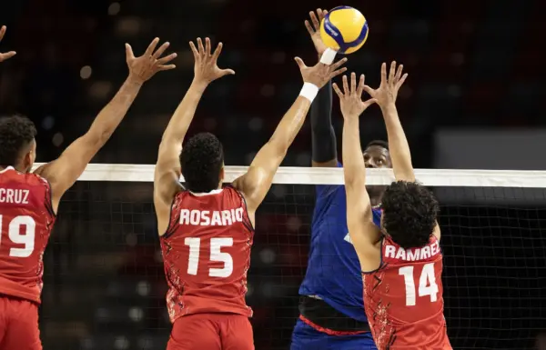 Acción del partido ayer por la medalla de bronce entre Dominicana y Cuba