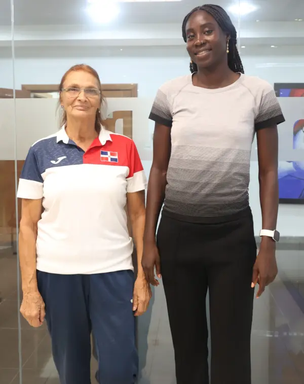 La entrenadora Natalia Korotaeva junto a la atleta Marysabel Senyu.  José Francisco