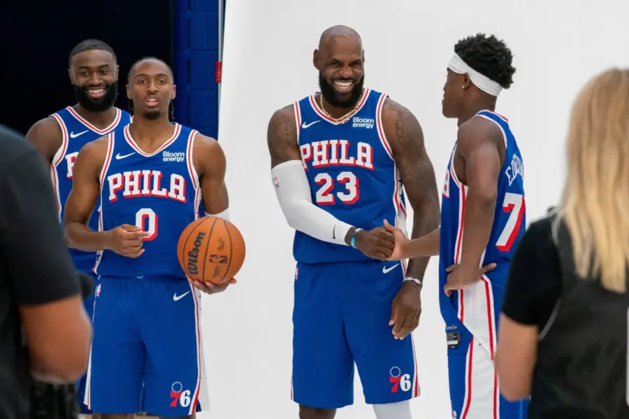 LeBron James junto a sus nuevos compañeros en Filadelfia