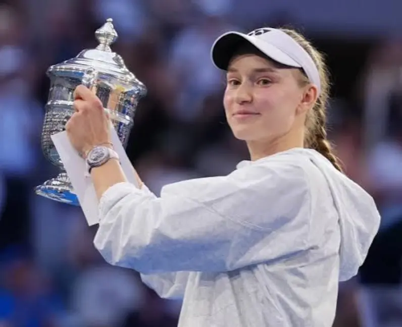Elena Rybakina, muestra el orgullosa el trofeo del US Open.