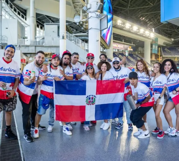 Directivos de las entidades celebran el Dominican Heritage Day en Miami.