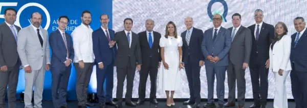 Equipo de Qasesores junto al presidente y vicepresidentes  de Universal.