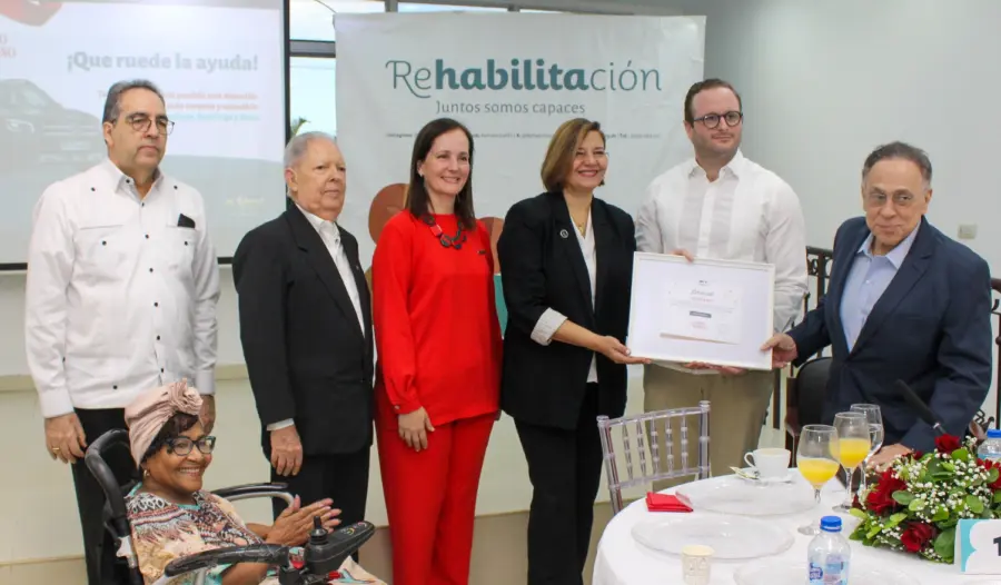 Celso Marranzini,  reconoce a Alfredo Gautreaux y Nathalie Romero; Cristina Francisco y Eduardo Tolentino y María Luisa Labernia.