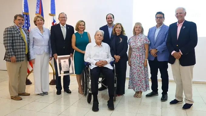 Arthur Valdez junto al Consejo de Directores del ICDA.