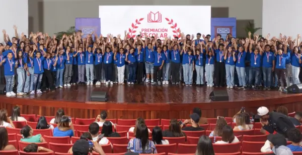 La Aurora entrega bonos escolares a estudiantes premiados.