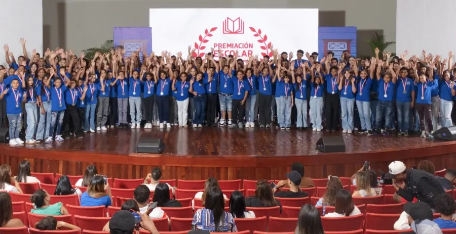 La Aurora entrega bonos escolares a estudiantes premiados.