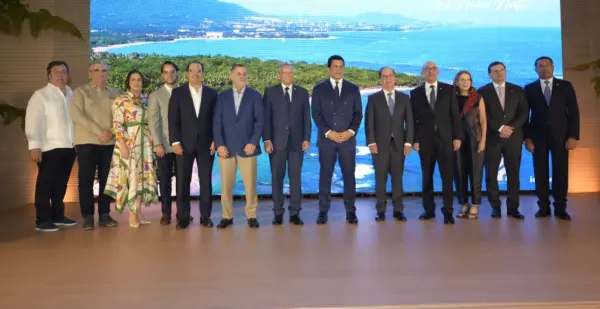 El ministro David Collado junto a ejecutivos de la marca.