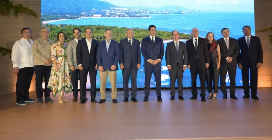 El ministro David Collado junto a ejecutivos de la marca.