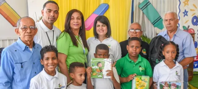 Ejecutivos de la cooperativa junto a los niños en la jornada.