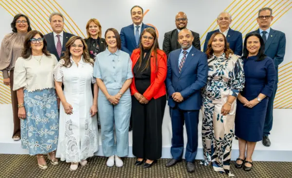 Parte de los colaboradores de la Asociación Popular de Ahorros y Préstamos.
