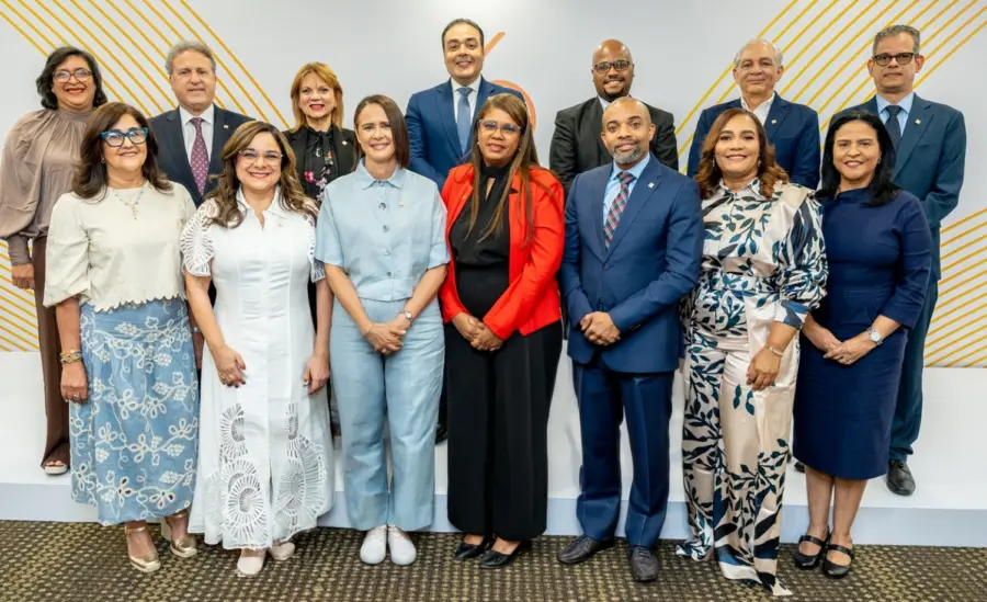 Parte de los colaboradores de la Asociación Popular de Ahorros y Préstamos.