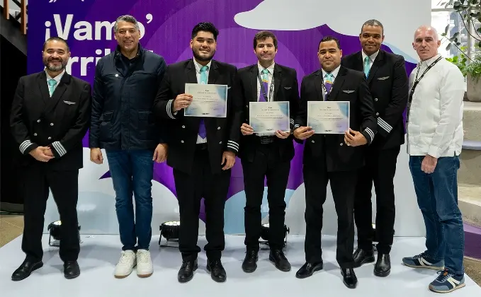 Directivos de Arajet entregan los primeros certificados del programa Cadetes.