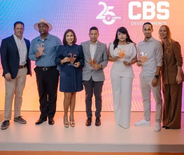 Ejecutivos de la empresa reciben el reconocimiento por su desempeño.