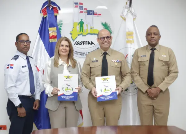 Yoanna Termini y el contralmirante Henry Guzmán Taveras, en el centro, luego de la firma del contrato.