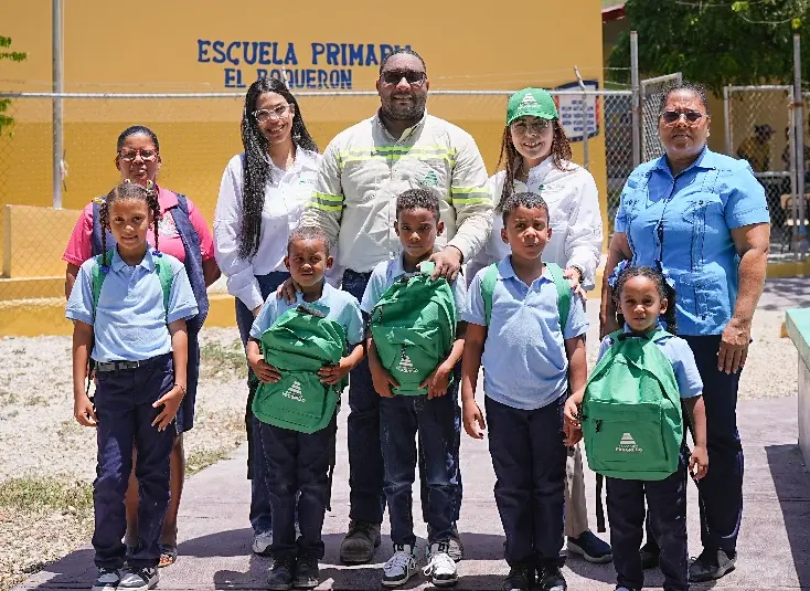 Colaboradores de  Cempro, niños y maestros.