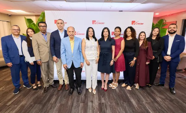 Ejecutivos de AFP Crecer junto a los comunicadores.