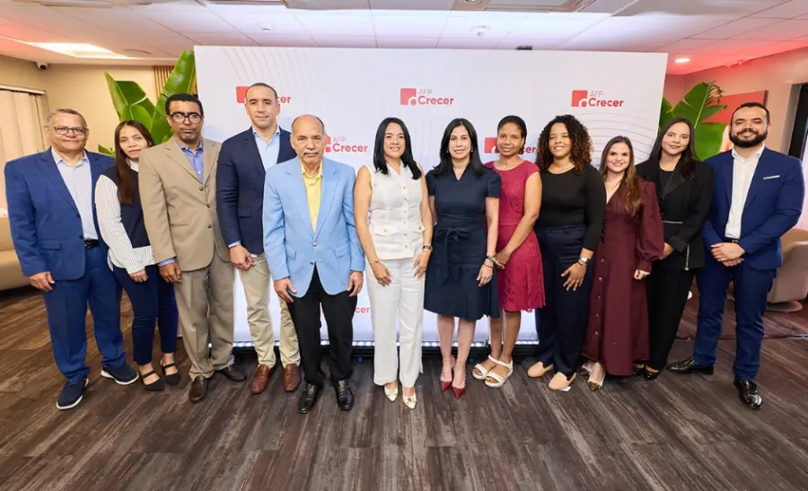 Ejecutivos de AFP Crecer junto a los comunicadores.