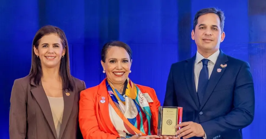 Alberto Bogaert, presidente de la AEI, recibe una distinción de Claudia Díaz, embajadora de  la National Association of Realtors.