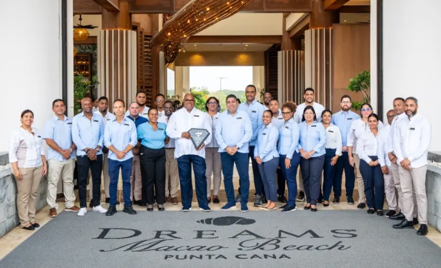 Ejecutivos del complejo reciben la certificación.