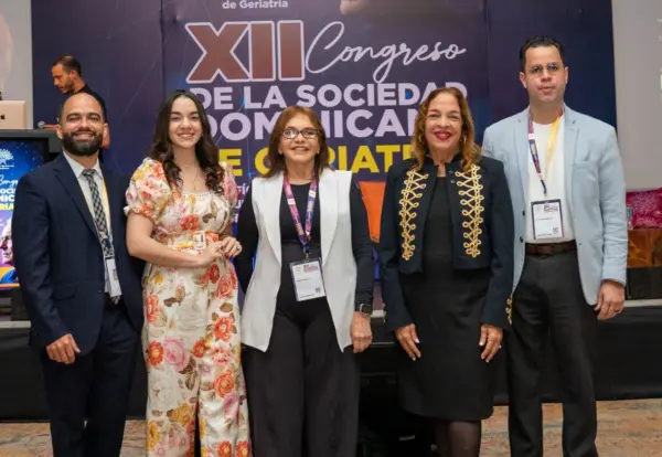 Jhonatán Abreu, Dalia Aguiló, Daisy Acosta, Rose Nina e Iván Viera García durante el primer Simposio de Psicogeriatría, celebrado en el marco del XII Congreso de la Sociedad Dominicana de Geriatría.