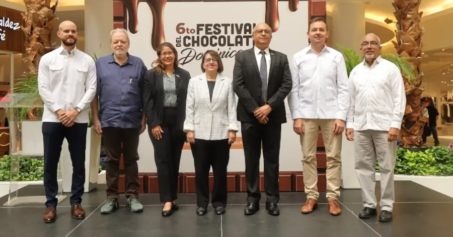 Alberto Castillo y Antonio Lizarán junto a los representantes de las embajadas de la India y de la  Unión Europea.