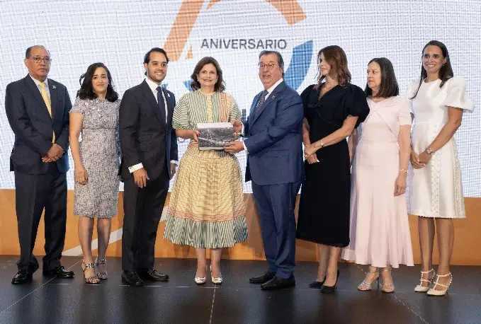 El Consejo de Administración  junto a la vicepresidenta Raquel Peña Rodríguez.