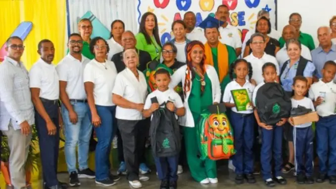 El presidente del Consejo de Administración, Rafael Collado, junto a  directivos de la entidad, docentes y estudiantes.