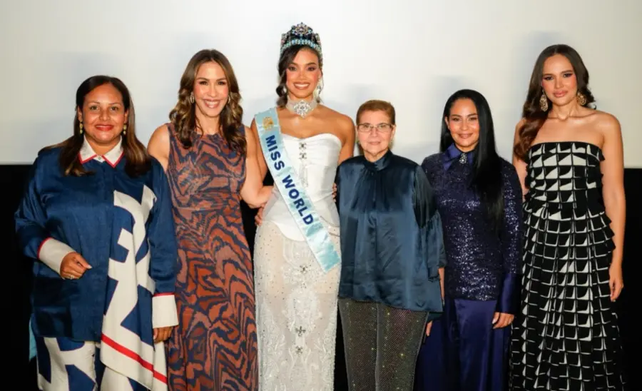 Miss Mundo 2026 junto a organizadores del evento en el país.