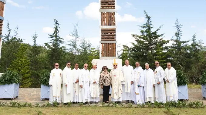 Camelia Rodríguez junto a los sacerdotes que  concelebraron la eucaristía.