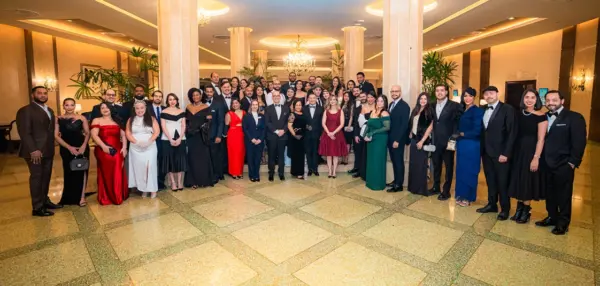Las parejas de Cita de Amor Royal Hideaway 2026 junto a los ejecutivos de El Embajador.