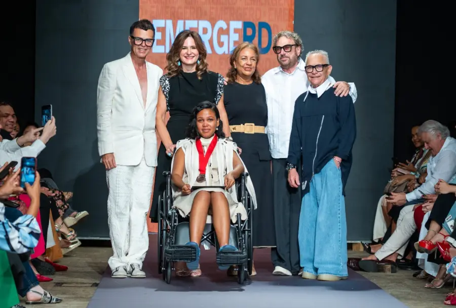 Sócrates McKinney, Bethania Guerrero de Rizek, los jurados Altagracia Pimentel, José Forteza y Luis Sánchez junto a la ganadora de la mejor colección emergente ‘Latido Rural’, Heidy Féliz.