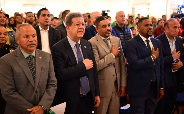 Leonel pone la mira en los dominicanos del exterior.
