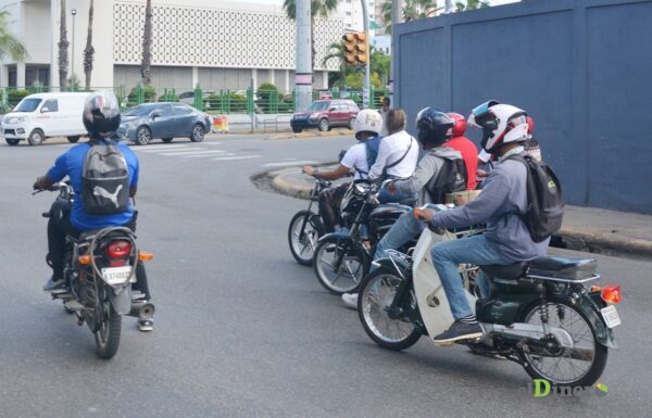 La Ley 63-17 establece que conductor y pasajero deben llevar casco homologado.