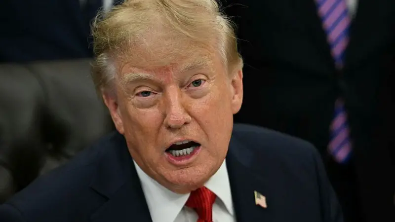 Desde que regresó al cargo el año pasado, Trump ha adoptado una postura ofensiva hacia la prensa que cubre la Casa Blanca.