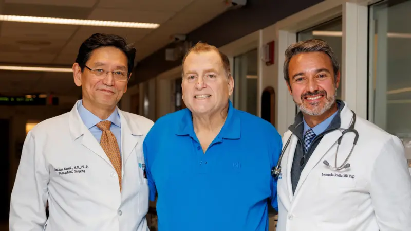 El paciente Tim Andrews (en el centro) con el Dr. Tatsuo Kawai (a la izquierda) y el Dr. Leonardo Riella (a la derecha).