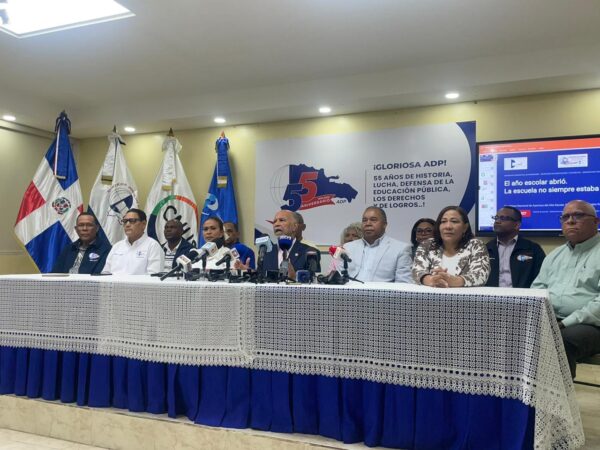 ADP anuncia más de 100 escuelas no iniciaron clases por reparaciones, mientras que los maestros asistieron a pesar de la falta de condiciones.