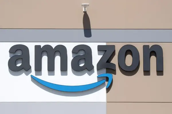 Fotografía de archivo del logotipo de Amazon sobre la entrada de un centro logístico de la compañía en Los Ángeles (EE.UU.)
