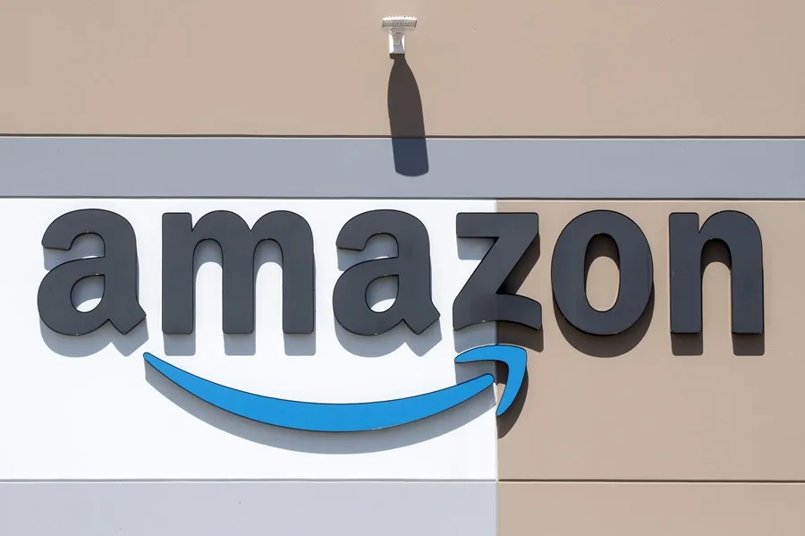 Fotografía de archivo del logotipo de Amazon sobre la entrada de un centro logístico de la compañía en Los Ángeles (EE.UU.)
