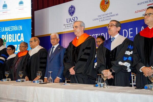 Abinader graduación servidores públicos